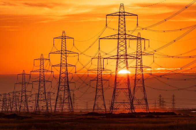 Umspannwerk und Hochspannungsleitungen in Norddeutschland