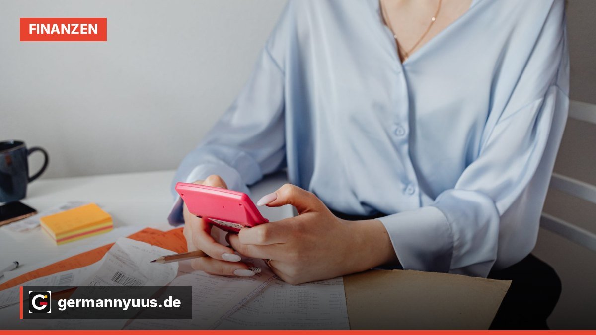 Frau mit Notizblock und Taschenrechner, die Finanzen planen