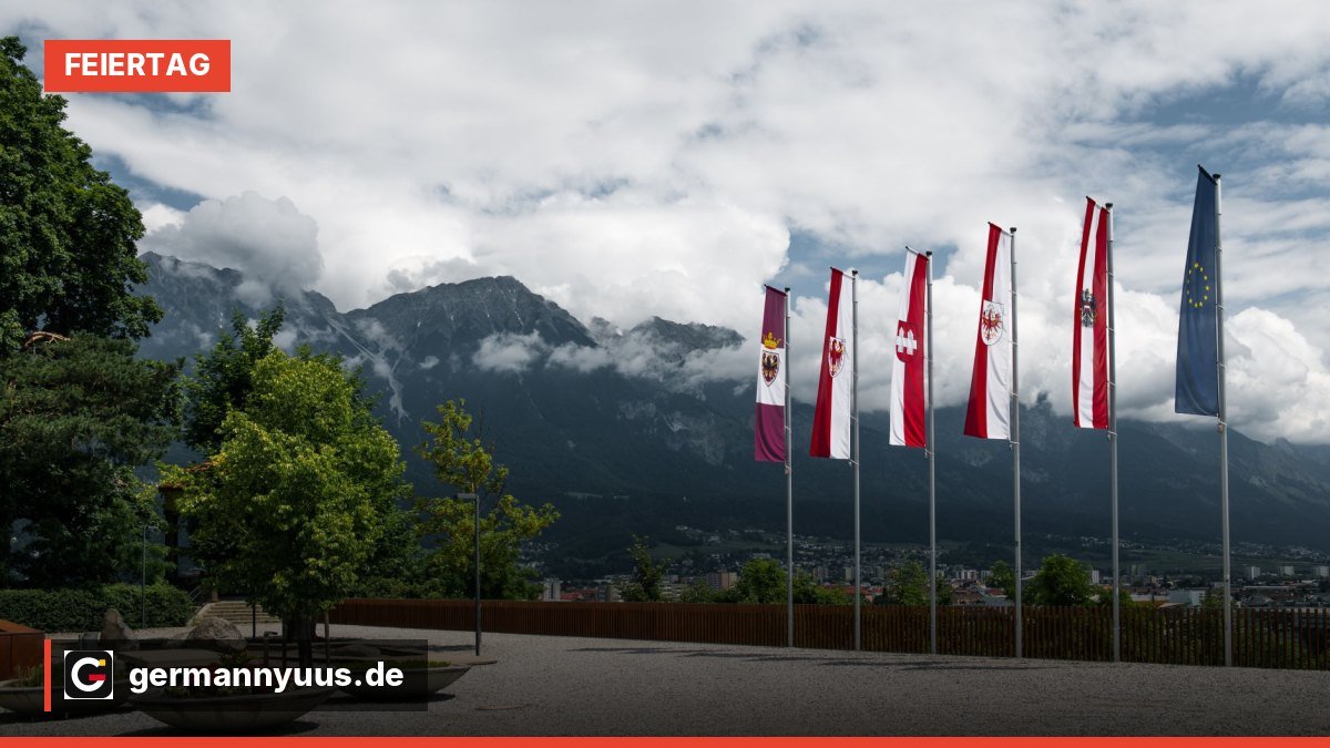 Österreichische Flagge weht am Nationalfeiertag 2026 an einem öffentlichen Gebäude