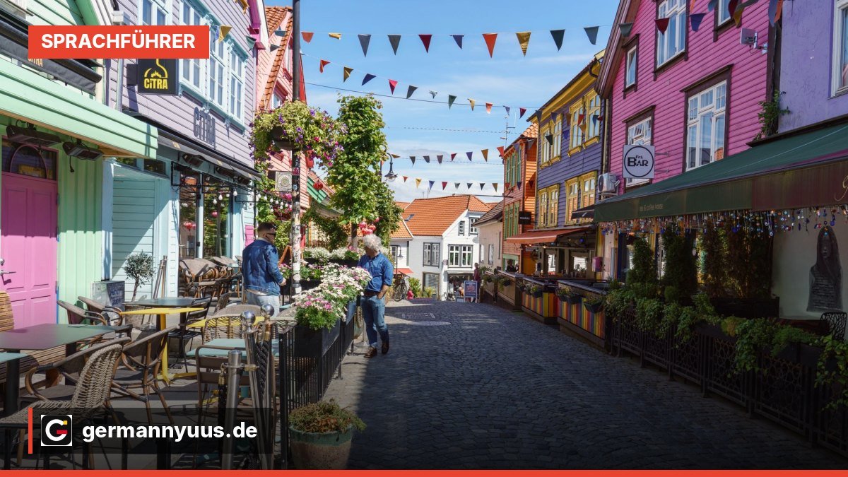 Straßenschild in Stavanger mit Ortsnamen, im Hintergrund Hafen und Holzhäuser