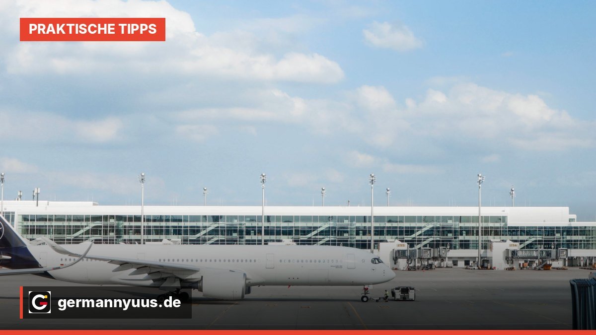 Flughafen Nürnberg mit Parkhäusern und Shuttle-Bus vor dem Terminal