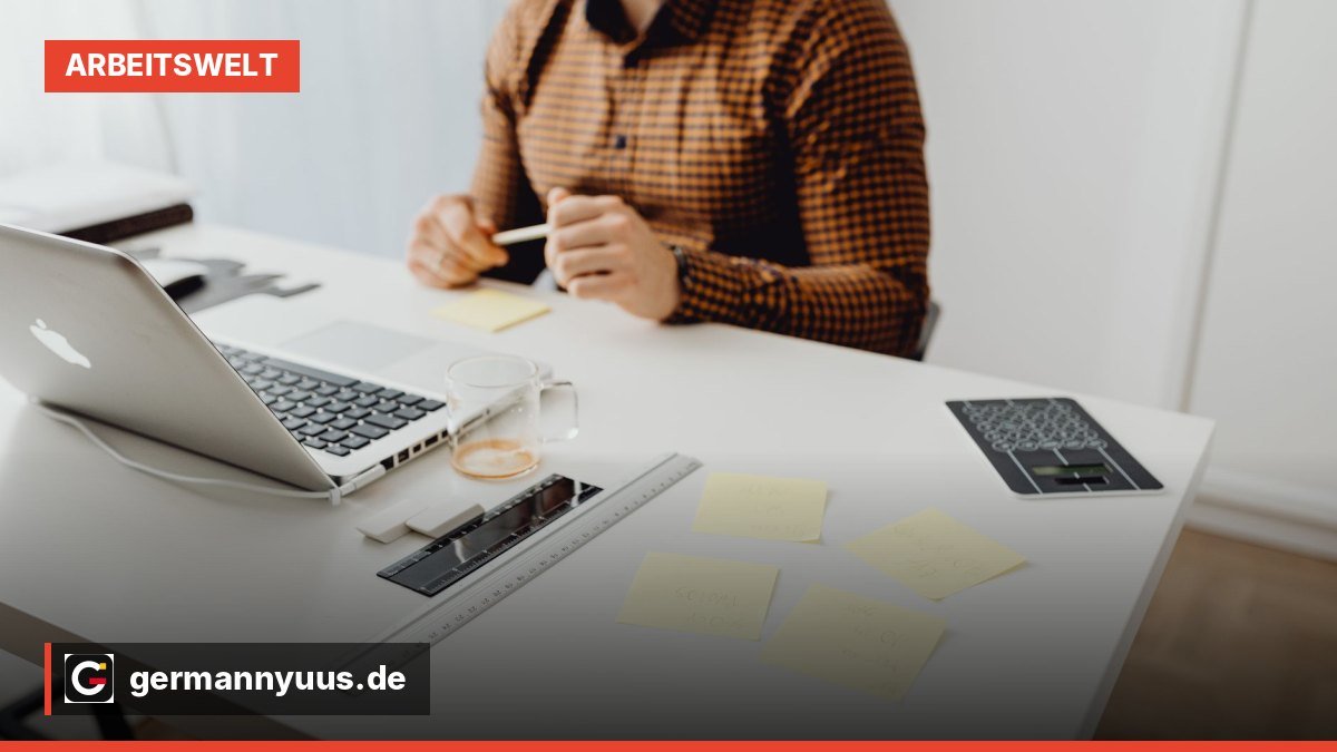 Ein ruhiger Schreibtisch im Homeoffice mit Laptop und Kaffeetasse